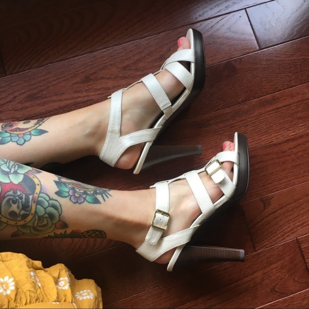 Like new Ralph Lauren Chaps White Pumps